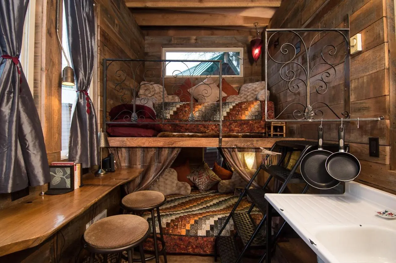 Caravan- The Tiny House Hotel Portland 3*,